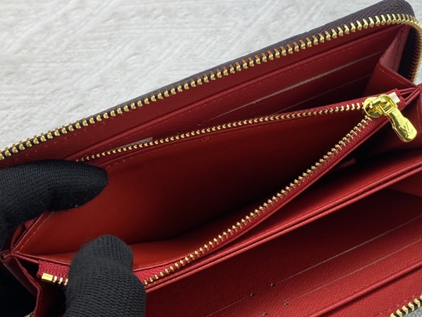 LVコピーウォレット着用イメージ